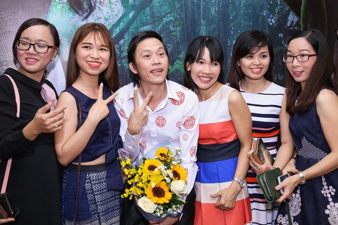 Hoai Linh duoc fan vay kin tren tham do ra mat phim-Hinh-4